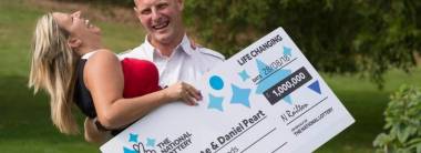 Vrouw verzint Lotto-winst – wint 3 weken later écht £1 miljoen